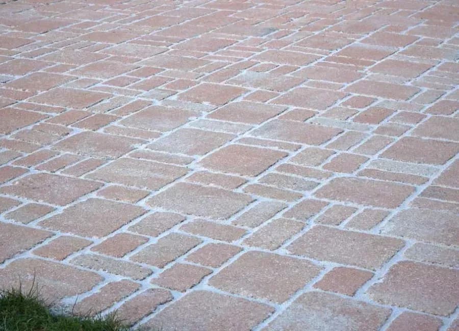 Pflastersteine in Pforzheim reinigen lassen – Rückstandslos und ohne Chemie